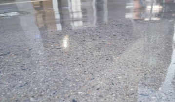 서울 도봉구의 한 빌라 1층 필로티 주차장은 장기간 사용으로 인해 콘크리트바닥 표면이 거칠고, 미세한 분진이 발생하..